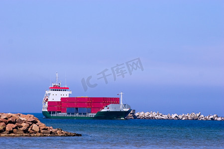 帆船大海摄影照片_有红色集装箱的货船
