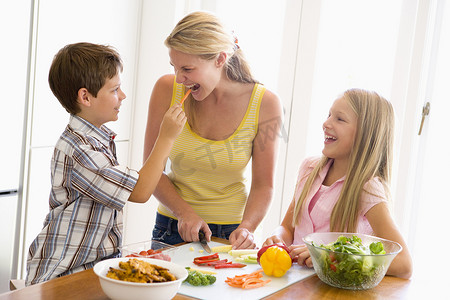 母亲和孩子一起准备饭菜，吃饭时间