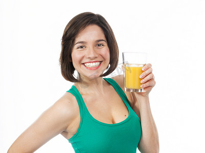 喝橙汁的快乐的年轻女人
