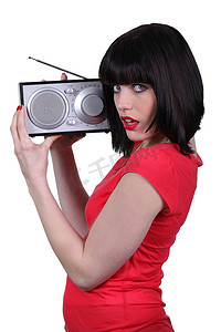 听收音机摄影照片_听收音机的红衣女士