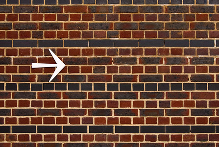 一个箭头摄影照片_在砖墙上的一个箭头