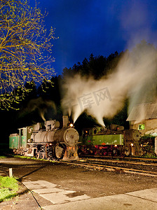 赛博朋克酒馆摄影照片_蒸汽机车在晚上，奥斯科瓦，波斯尼亚和黑塞哥维那