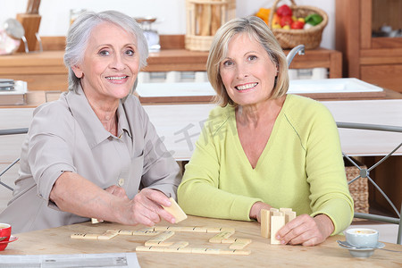 两位退休女士在厨房玩拼字游戏