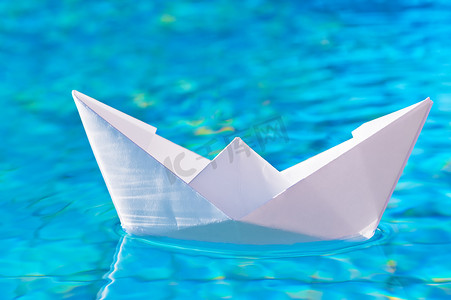 帆船大海摄影照片_池水中的纸船