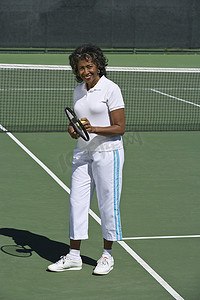 全长的高级女性准备发网球