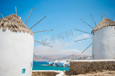 米奇摄影照片_希腊基克拉泽斯米科诺斯岛日出时传统希腊风车的著名景观