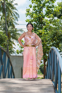 亚洲泰国女人/新娘穿着泰式婚礼服