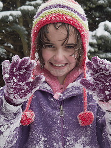 女孩在雪地里玩耍