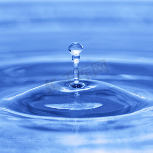 水滴溅水摄影照片_蓝色水滴背景