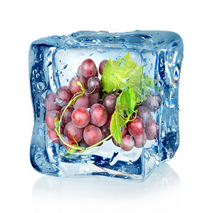 冰块和蓝色葡萄