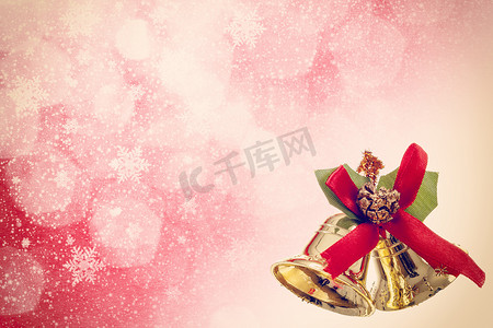 红色圣诞背景与金色贝尔