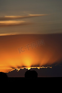水底慢慢升起的气泡摄影照片_萨斯喀彻温省的夕阳从暴风云中升起
