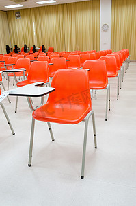 空的教室摄影照片_教室里的橙色椅子