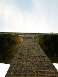 砖摄影照片_夏季黎明时的砖英国维多利亚高架桥