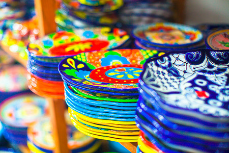 街头市场上色彩缤纷的传统墨西哥陶瓷