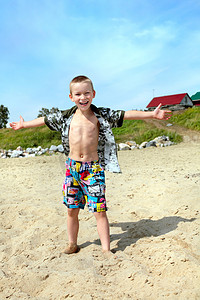 天猫服装季摄影照片_海滩上的男孩