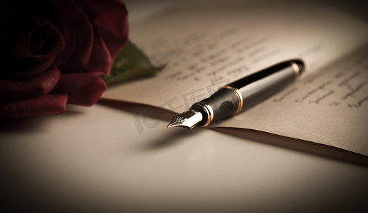 钢笔在文本纸上与玫瑰