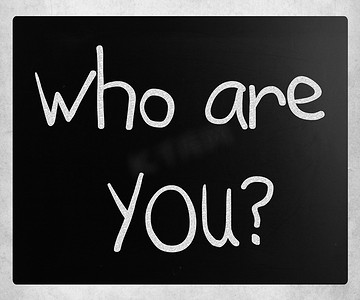 “你是谁”用白色粉笔在黑板上手写