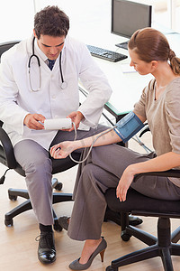 医生测量病人血压的侧视图