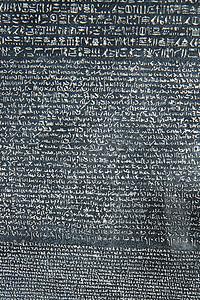 希腊艺术字摄影照片_石头上的旧字