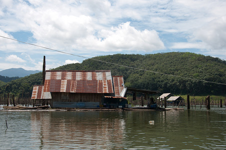完美无瑕摄影照片_巴拉哈拉森林河中渔夫的房子