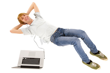 十几岁的男孩躺着笔记本电脑