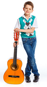 有古典西班牙吉他的男孩