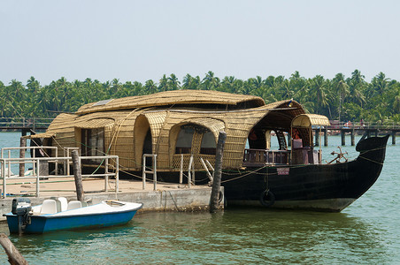 印度喀拉拉邦回水区的一艘船屋