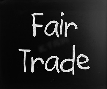 黑板上用白色粉笔手写的“公平贸易”