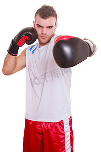 战士背景摄影照片_衬衫和拳击手套的年轻英俊的拳击手
