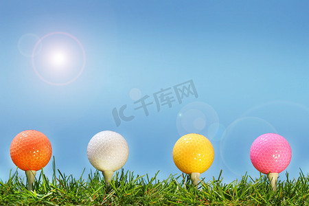 草地上的彩色高尔夫球