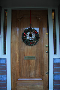门上有装饰品的圣诞花环