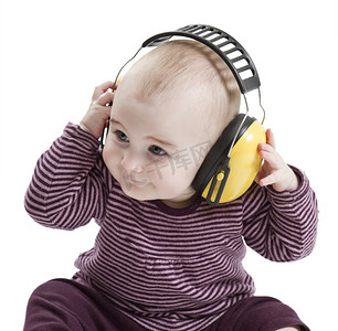 带耳朵保护的婴儿