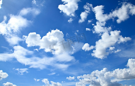 云朵和清澈的蓝天