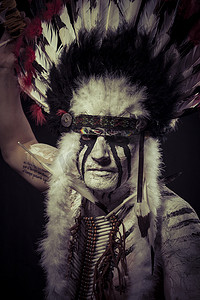 戴着大羽毛头饰的美洲印第安酋长