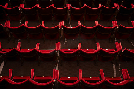 空荡荡的剧院，一排红色座位