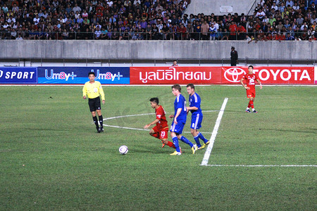 对阵摄影照片_第42届国王杯国际足球赛在泰国清迈700周年纪念体育场举行，泰国队对阵芬兰队。