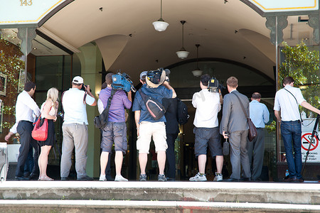 媒体在悉尼法院的台阶上等待，2011 年。