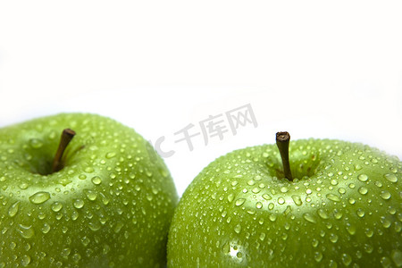 青苹果果实与叶子隔离在白色背景