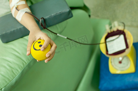 一名献血者在输血站献血
