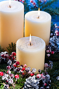 插花圣诞摄影照片_降临插花中的三支蜡烛