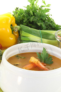浓汤桂鱼摄影照片_新鲜烹制的马赛鱼汤