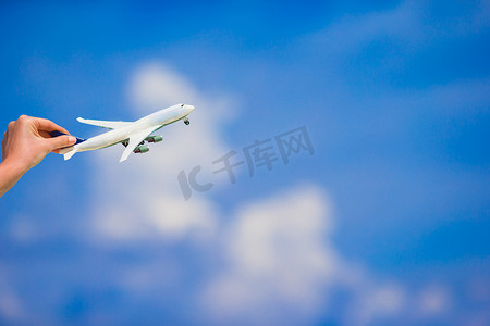 绿松石海女手背景中的小白色飞机模型