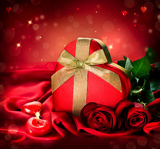 情人节红心礼物和红丝绸上的红玫瑰花