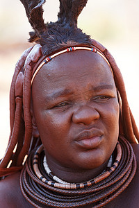 村里脖子上挂着装饰品的辛巴族妇女
