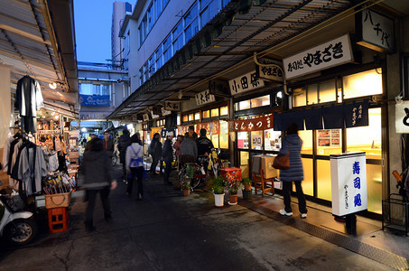 东京 — 11 月 26 日：购物者参观筑地鱼市场