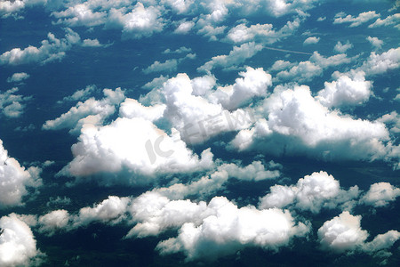从飞机机翼看云