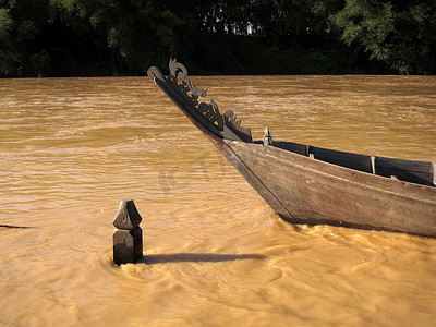 泥泞河上的木船