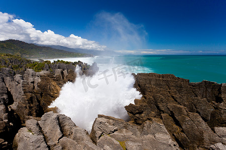 在新西兰普纳凯基的气孔煎饼岩中冲浪