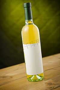 白酒瓶标签摄影照片_白葡萄酒瓶